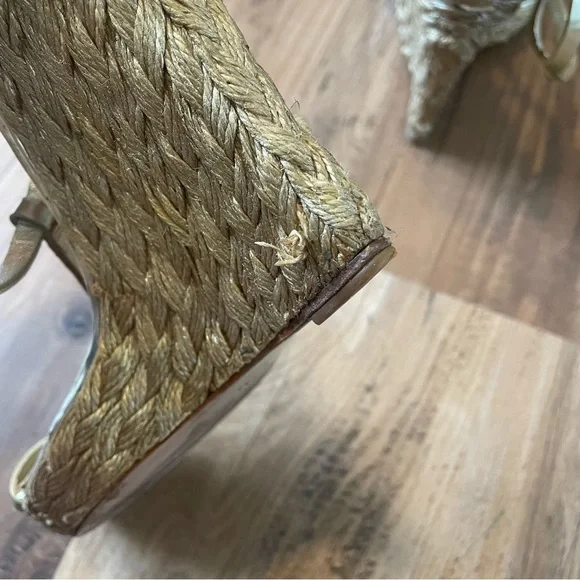 Badgley Mischka 7.5 Gold T-Strap Sling-Back Buckle Jute Wedges Heels - Picture 5 of 9